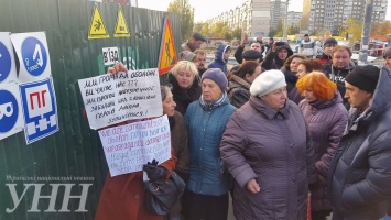 На строительной площадке над станцией "Героев Днепра" активисты устроили потасовку