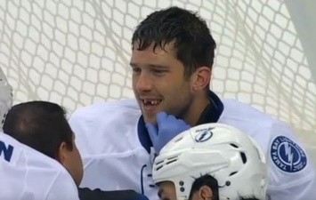 НХЛ. Вратарь Тампы Бэй потерял два зуба после броска соперника