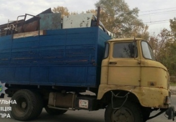В Днепре грузовик с незаконным металлоломом снес железнодорожный шлагбаум