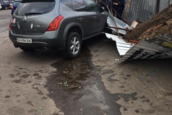 В "Климовском квартале" строительный забор рухнул на машину одессита (ФОТО)
