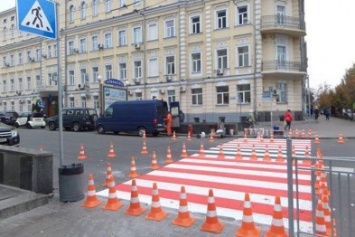 В центре Киева заменили еще один подземный переход на "зебру" (ФОТО)