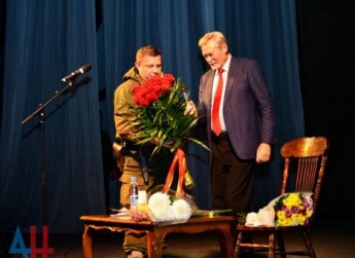 Звезда фильма «Любовь и голуби» оказался на одной сцене с главарем «ДНР» (фото)
