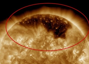 Массивная дыра на солнце стала видна на полюсах Земли