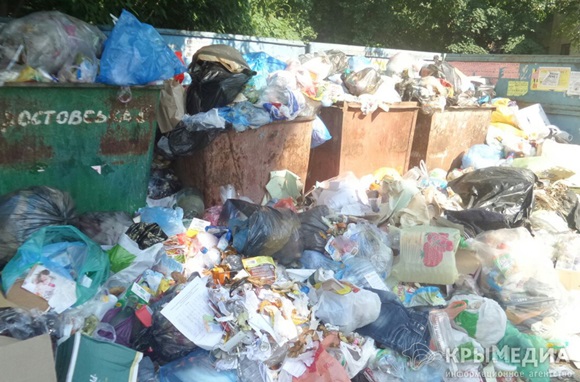 ФОТОФАКТ: На симферопольском Москольце пять дней не вывозят мусор