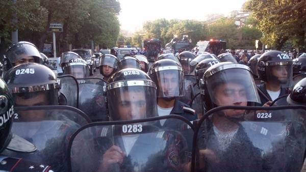 Один из участников акции протеста в Армении зашил себе рот - СМИ