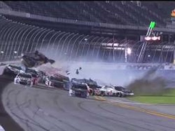 В результате серьезной аварии на этапе NASCAR Sprint Cup в Дайтоне пострадало три зрителя. ВИДЕО