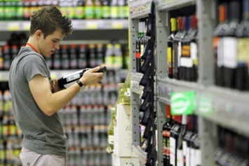 В Киеве продолжаются проверки магазинов на наличие суррогатного алкоголя