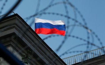 Российские дворники сделали из флага РФ мешок для мусора: видео