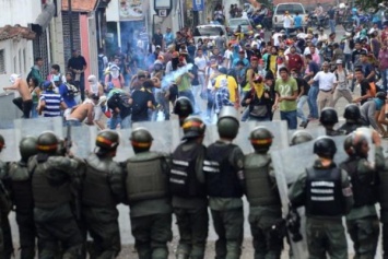 Десятки человек пострадали в ходе многотысячных протестов в Венесуэле