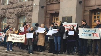 Под стенами Киевсовета проходит митинг противников застройки «Героев Днепра»