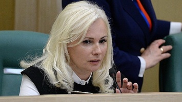 Сенатор: Фейковый "взлом почты Суркова" - попытка Порошенко отвлечь внимание от невыполнения Минских соглашений