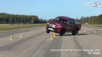 Toyota Hilux 2016 с треском провалил лосиный тест