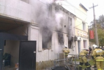 В Евпатории произошел взрыв и пожар в частном доме: С ожогами госпитализировали пенсионерку (ФОТО)