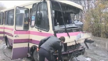 На трассе автобус столкнулся с легковушкой: есть жертвы (Видео)