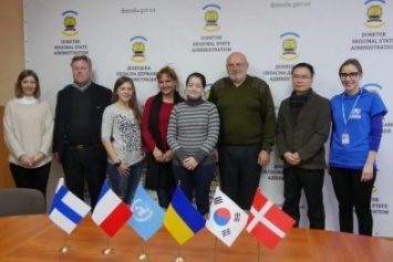 Представители иностранных посольств и агентств ООН посещают Донетчину