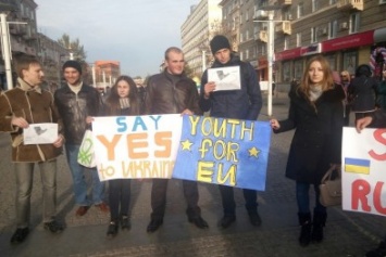 Днепровская молодежь провела акцию в поддержку ассоциации Украины с ЕС (ФОТО, ВИДЕО)