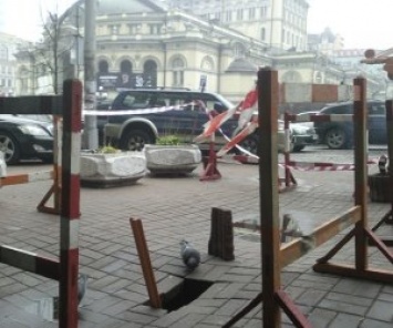 В центре Киева провалилась тротуарная плитка и асфальт (фото)