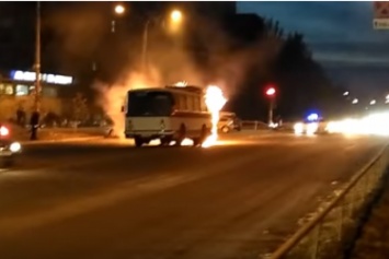 Загоревшийся в Запорожье автобус едва не взорвался - подробности