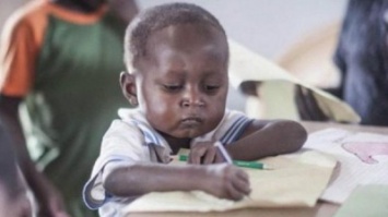 Фото африканского мальчика, ставшее мемом, поможет собрать средства на образование