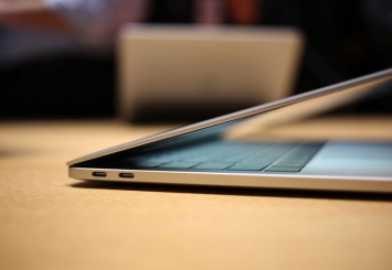 Чтобы подключить iPhone 7 к новым MacBook Pro, придется дополнительно потратить 1600 рублей