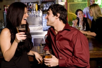 Психологи узнали, как сделать первый шаг к поцелую и знакомству в баре
