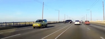 Разворот посреди Нового моста: водитель Мерседеса грубо нарушает ПДД