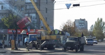 В Николаеве остановку "Школьная" частично освободили от незаконных будок