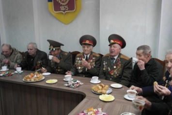 Ветераны Покровска собрались за праздничным чаепитием