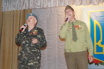 Павлоградские артисты поздравили ветеранов с годовщиной освобождения