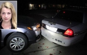 В США студентка врезалась в машину копов, делая селфи с голой грудью