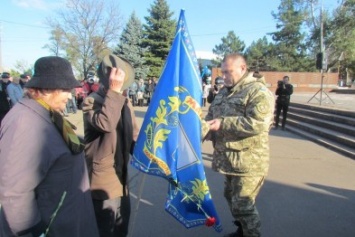 Ветераны передали бойцам 56-ой мотобригады флаг Мариуполя (ФОТОРЕПОРТАЖ)