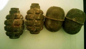 Житель Красногоровки спрятал гранаты в ботинках
