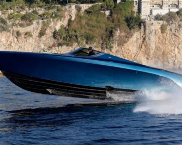 В Сети появились новые фотографии роскошной лодки Aston Martin AM37