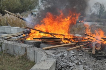 Активисты разгромили и сожгли стройку в днестровских плавнях