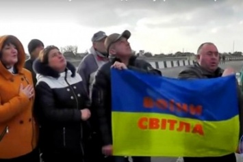 На админгранице с Крымом в 50 метрах от оккупантов установлен украинский флаг (видео)