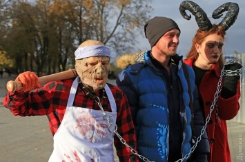 Кровавые мертвецы и рогатые зомби: по улицам Одессы прошла хэллоуинская нечисть