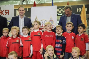 Все юные футболисты ДЮСШ "Металлург" будут играть в новой форме от "Запорожстали"