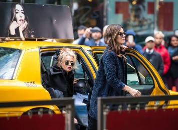 Сандра Буллок и Кейт Бланшетт на съемках фильма "Восемь подруг Оушена"