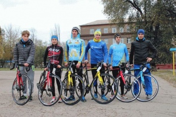 Запорожским триатлонистам подарили новые гоночные велосипеды