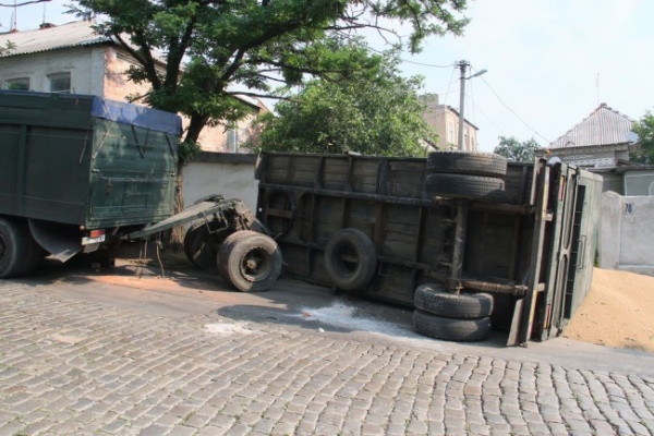 В Мелитополе посреди улицы перевернулся зерновоз