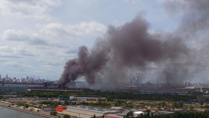 Бывший завод ЗИЛ в Москве тушат три вертолета Ка-32 и 167 пожарных