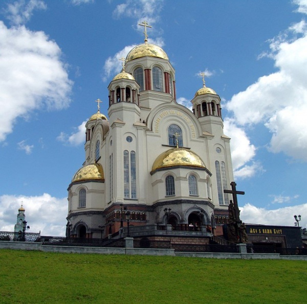 В Екатеринбурге в Храме-на-Крови мужчина вонзил себе нож в сердце