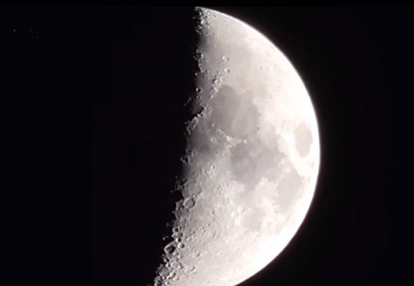 В Сети опубликовано видео с НЛО над поверхностью Луны
