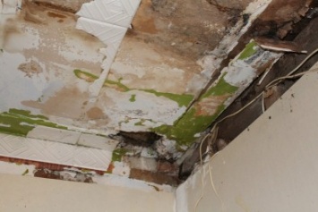 В Кривом Роге частный ЖЭК не замечает дырявую крышу в доме и игнорирует жалобы жильцов (ФОТО)