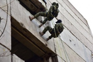 В Мариуполе полицейские устроили облаву в заброшенном доме (ФОТО)