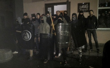 После несостоявшегося марша Махно на базу левых националистов во Львове напала сотня праворадикалов