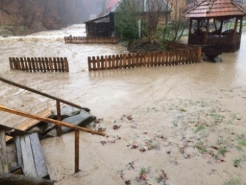 Стихия на Закарпатье: паводок смывает высокогорные села, пострадал популярный курорт (фото, видео)
