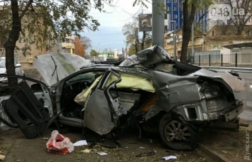 В ДТП на Среднефонтанской погибли две женщины: водитель врезался в столб