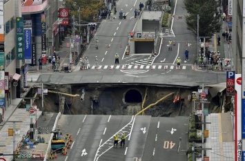 Прорыли метро: грандиозный обвал дороги в центре мегаполиса