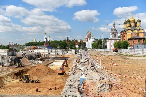 В Москве строителями обнаружена деревянная мостовая XVII века